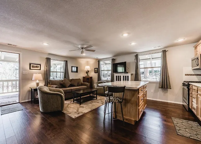 Miles Hacienda: Beautifully Remodeled, Centrally Located Ruidoso Cottage